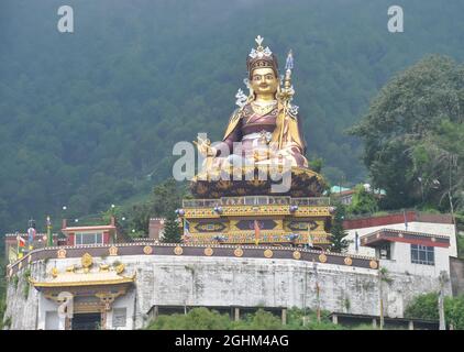 Wunderschöne Ansicht der riesigen Statue von Padmasambhava (Guru Rinpoche) im Rewalsar See (Tso Pema), Himachal Pradesh, Indien Stockfoto