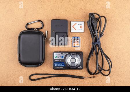 Moskau, Russland – 6. September 2021: Kit mit Sony Cyber-shot DSC-W320 Kamera. Flach liegend. Stockfoto