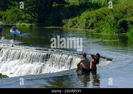 Warleigh Weir, Bath, Großbritannien. September 2021. Die Hitzewelle im September und der klare Himmel bringen die Menschen nach Warleigh Weir, um sich abzukühlen. Die Leute sind früh angekommen, um einen der begrenzten Plätze an diesem sehr beliebten, wilden Schwimm- und Paddelplatz zu erwischen. Kredit: JMF Nachrichten/Alamy Live Nachrichten Stockfoto