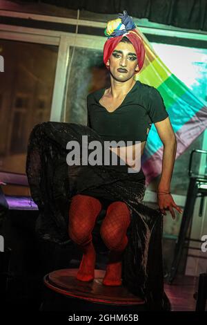 Istanbul, Türkei. September 2021. Electra A Trans Dancer tritt auf der Bühne im „Flying House“, einem der wenigen LGBTI-Nachtclubs in Istanbul, auf. Electra, die mit dem Namen 'Electra' auf die Bühne ging und mit ihren orientalischen Kleidern tanzte, sagte, dass sie sich seit etwa 5 Jahren entdeckt habe und dass es für einen Menschen aufgrund des sozialen Drucks schwierig sei, sich in der Türkei zu entdecken. Kredit: SOPA Images Limited/Alamy Live Nachrichten Stockfoto