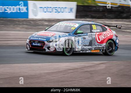 Tom Ingram in einem Hyundai i30N bei der BTCC-Veranstaltung in Thruxton im August 2021 Stockfoto