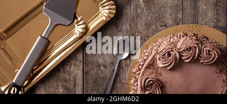 Stück Schokoladentrüffelkuchen auf Holztisch Stockfoto