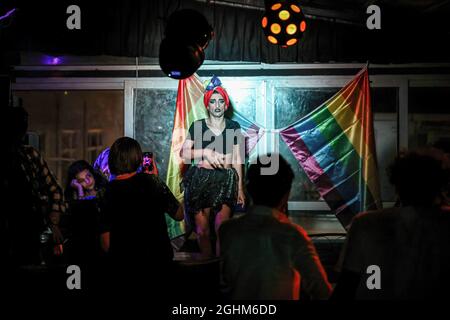 Istanbul, Türkei. September 2021. Electra A Trans Dancer tritt auf der Bühne im „Flying House“, einem der wenigen LGBTI-Nachtclubs in Istanbul, auf. Electra, die mit dem Namen 'Electra' auf die Bühne ging und mit ihren orientalischen Kleidern tanzte, sagte, dass sie sich seit etwa 5 Jahren entdeckt habe und dass es für einen Menschen aufgrund des sozialen Drucks schwierig sei, sich in der Türkei zu entdecken. (Foto von Tunahan Turhan/SOPA Images/Sipa USA) Quelle: SIPA USA/Alamy Live News Stockfoto