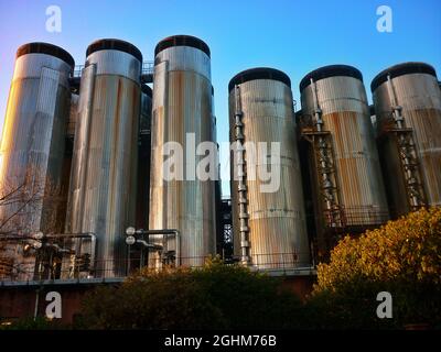 Stahltanks der Molson Coors Brewery in Burton on Trent, Großbritannien. Stockfoto