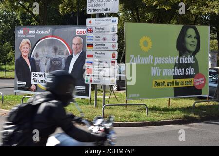 Düsseldorf, 02. September 2021: Werbeplakate und Banner für die Bundestagswahl. Poster. CDU Sylvia Pantel. Rainer Wendt. Allianz Stockfoto