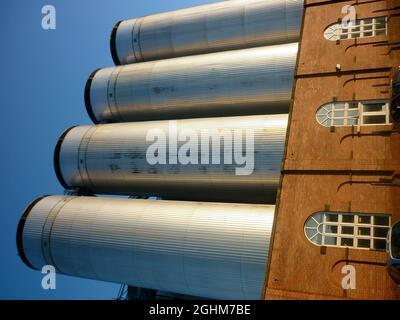 Stahltanks der Molson Coors Brewery in Burton on Trent, Großbritannien. Stockfoto