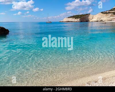 Weißer Marmor Porto Katsiki Kieselsteine Strand Gezeiten mit azurblauem klarem, hellem Wasser. Nahaufnahme der Küste der Insel Lefkada mit steilen Klippen in Griechenland. So Stockfoto