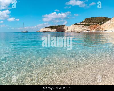 Weißer Marmor Porto Katsiki Kiesstrand Gezeiten mit azurblauem klarem, hellem Wasser. Nahaufnahme der Küste der Insel Lefkada mit steilen Klippen in Griechenland. Sommer VA Stockfoto