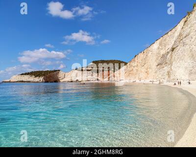 Weißer Marmor Porto Katsiki Kieselsteine Strand Gezeiten mit azurblauem klarem Wasser. Nahaufnahme der Küste der Insel Lefkada mit steilen Klippen in Griechenland. Sommer VA Stockfoto