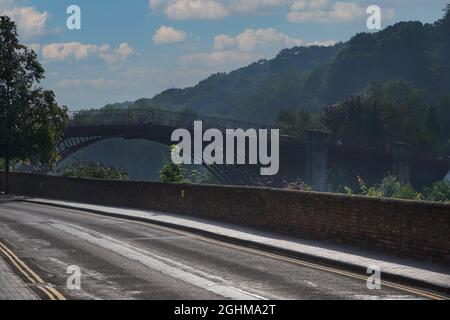 Ironbridge Shropshire West Midlands UK Worlds die erste Ironbridge über den Fluss Severn wurde 1781 eröffnet. Geburtsort der industriellen Revolution. Stockfoto