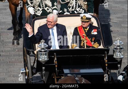 Stockholm, Schweden. September 2021. Bundespräsident Frank-Walter Steinmeier (l.) und König Carl XVI. Gustaf von Schweden fahren in einer Kutsche zum Königspalast. Präsident Steinmeier und seine Frau sind auf Einladung des schwedischen Königspaares zu einem dreitägigen Staatsbesuch in Schweden. Quelle: Bernd von Jutrczenka/dpa/Alamy Live News Stockfoto
