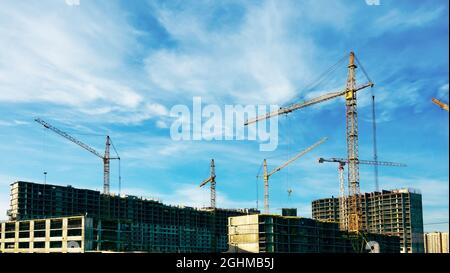 Wohnprojekt, Wohncluster mit gemischter Nutzung (Unterteilung und Wohnanlage). Bau Kräne und Boxen von Mehreinheiten-Wohngebäude Stockfoto