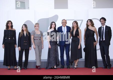 Venedig, Italien. September 2021. Edouard Weil, Audrey Diwan, Anamaria Vartolomei, Anna Mouglalis, Luana Bajrami, Louise Orry Diquero und Alberto Barbera bei der Premiere von L'Evenement im Rahmen der 78. Internationalen Filmfestspiele von Venedig am 06. September 2021. Foto von Paolo Cotello/Sipa USA Quelle: SIPA USA/Alamy Live News Stockfoto