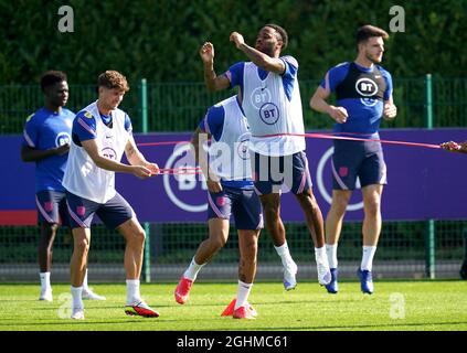 Der englische Raheem Sterling (Mitte) während einer Trainingseinheit auf dem Hotspur Way Training Ground, London. Bilddatum: Dienstag, 7. September 2021. Stockfoto