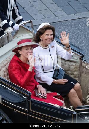 Stockholm, Schweden. September 2021. Elke Büdenbender (l.), Ehefrau von Bundespräsident Steinmeier, und Königin Silvia von Schweden kommen in einer Kutsche im Königspalast an. Präsident Steinmeier und seine Frau sind auf Einladung des schwedischen Königspaares zu einem dreitägigen Staatsbesuch in Schweden. Quelle: Bernd von Jutrczenka/dpa/Alamy Live News Stockfoto