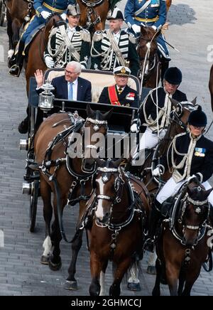 Stockholm, Schweden. September 2021. Bundespräsident Frank-Walter Steinmeier (l.) und König Carl XVI. Gustaf von Schweden fahren in einer Kutsche zum Königspalast. Präsident Steinmeier und seine Frau sind auf Einladung des schwedischen Königspaares zu einem dreitägigen Staatsbesuch in Schweden. Quelle: Bernd von Jutrczenka/dpa/Alamy Live News Stockfoto
