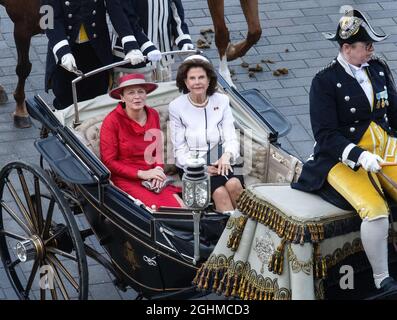 Stockholm, Schweden. September 2021. Elke Büdenbender (l.), Ehefrau von Bundespräsident Steinmeier, und Königin Silvia von Schweden kommen in einer Kutsche im Königspalast an. Präsident Steinmeier und seine Frau sind auf Einladung des schwedischen Königspaares zu einem dreitägigen Staatsbesuch in Schweden. Quelle: Bernd von Jutrczenka/dpa/Alamy Live News Stockfoto