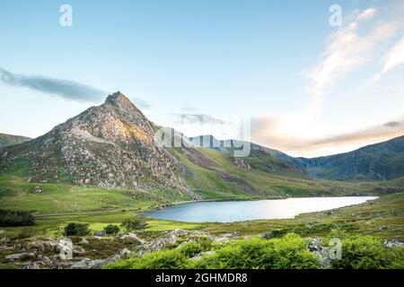Blick auf das malerische Ogwen Valley im Sommer mit Mount Tryfan und Lake Ogwen, Snowdonia National Park, North Wales, Großbritannien. Stockfoto