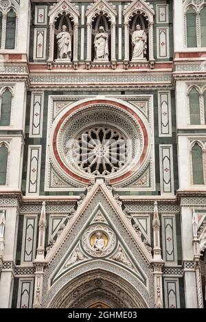 Vertikale Nahaufnahme der Fassade der Kathedrale von Florenz, Italien. Stockfoto