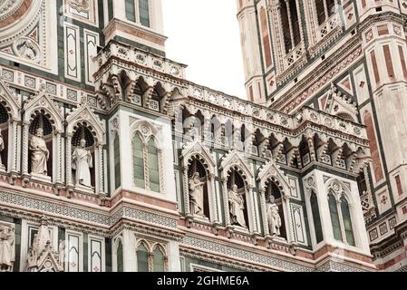 Nahaufnahme der Fassade der Kathedrale von Florenz, Italien. Stockfoto
