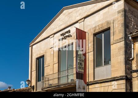 Santanyi, Spanien; 04 2021. september: Fassade des Teatro Principal in der mallorquinischen Stadt Santanyi an einem sonnigen Morgen Stockfoto