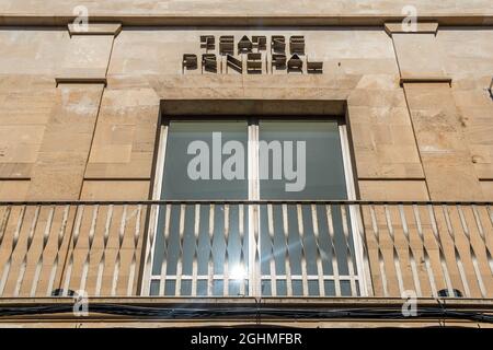 Santanyi, Spanien; 04 2021. september: Fassade des Teatro Principal in der mallorquinischen Stadt Santanyi an einem sonnigen Morgen Stockfoto