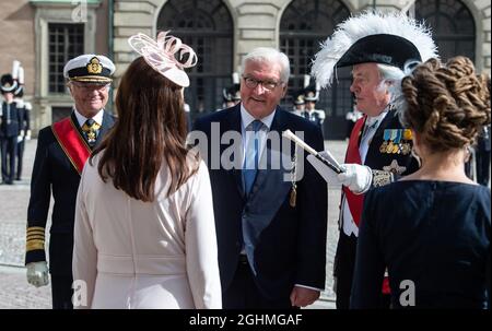 Stockholm, Schweden. September 2021. König Carl XVI. Gustaf von Schweden (l.) überreicht die schwedische Delegation an Bundespräsident Frank-Walter Steinmeier (Mitte) im Königlichen Palast, nachdem er ihn mit militärischen Ehren empfangen hat. Bundespräsident Steinmeier und seine Frau sind auf Einladung des schwedischen Königspaares zu einem dreitägigen Staatsbesuch in Schweden. Quelle: Bernd von Jutrczenka/dpa/Alamy Live News Stockfoto