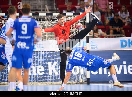 Marcel TIMM (Lemgo) beim Sprung gegen den Torwart Niklas LANDIN (KI), Aktion, Wurf, Torwurf, Handball Super Cup 2021, THW Kiel (KI) - TBV Lemgo Lippe 30:29, am 04.09.2021 in Düsseldorf/Deutschland. Â Stockfoto