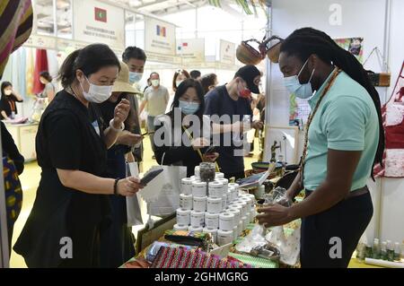 Peking, China. September 2021. Besucher kaufen Spezialwaren am Stand von Togo während der China International Fair for Trade in Services (CIFTIS) 2021 in Beijng, der Hauptstadt Chinas, am 6. September 2021. Quelle: Lu Peng/Xinhua/Alamy Live News Stockfoto