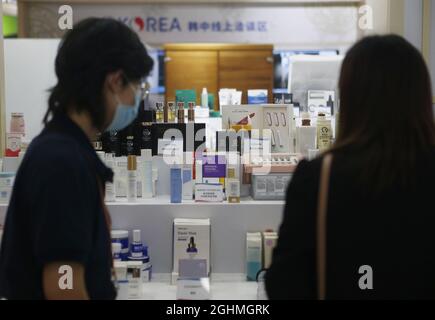 Peking, China. September 2021. Besucher kaufen Waren am Stand von Südkorea während der China International Fair for Trade in Services (CIFTIS) 2021 in Beijng, der Hauptstadt Chinas, am 6. September 2021. Kredit: Ding Hongfa/Xinhua/Alamy Live Nachrichten Stockfoto