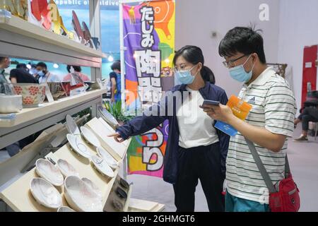 Peking, China. September 2021. Besucher sehen Porzellanhandwerk aus Japan während der China International Fair for Trade in Services (CIFTIS) 2021 in Beijng, der Hauptstadt Chinas, am 6. September 2021. Quelle: Wang Tiancong/Xinhua/Alamy Live News Stockfoto