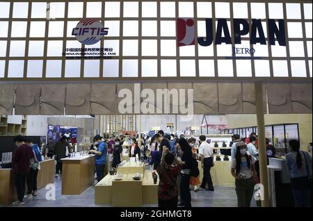 Peking, China. September 2021. Besucher kaufen Waren am Stand von Japan während der China International Fair for Trade in Services (CIFTIS) 2021 in Beijng, Hauptstadt von China, am 6. September 2021. Kredit: Ding Hongfa/Xinhua/Alamy Live Nachrichten Stockfoto