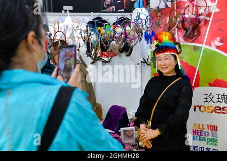 Peking, China. September 2021. Ein Besucher probiert eine Kopfbedeckung aus Ecuador während der China International Fair for Trade in Services (CIFTIS) 2021 in Beijng, der Hauptstadt Chinas, am 6. September 2021. Quelle: Xu Qin/Xinhua/Alamy Live News Stockfoto