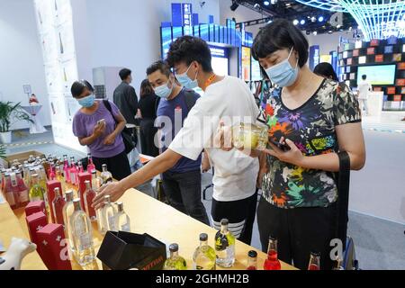 Peking, China. September 2021. Besucher sehen sich die Waren am Stand der Schweiz während der China International Fair for Trade in Services (CIFTIS) 2021 in Beijng, der Hauptstadt Chinas, am 6. September 2021 an. Quelle: Wang Tiancong/Xinhua/Alamy Live News Stockfoto