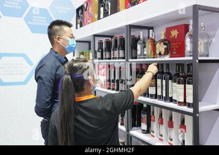 Peking, China. September 2021. Besucher sehen sich die Waren am Stand von Aserbaidschan während der China International Fair for Trade in Services (CIFTIS) 2021 in Beijng, der Hauptstadt Chinas, am 6. September 2021 an. Quelle: Wang Tiancong/Xinhua/Alamy Live News Stockfoto