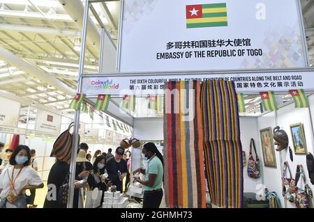 Peking, China. September 2021. Besucher kaufen Spezialwaren am Stand von Togo während der China International Fair for Trade in Services (CIFTIS) 2021 in Beijng, der Hauptstadt Chinas, am 6. September 2021. Quelle: Lu Peng/Xinhua/Alamy Live News Stockfoto
