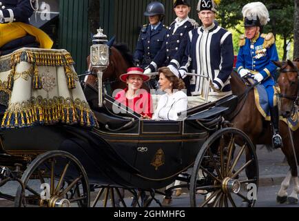 Die Frau von Präsident Steinmeier, Elke Büdenbender (l.), und Königin Silvia von Schweden fahren in einem Wagen zum Königspalast. Präsident Steinmeier und seine Frau sind auf Einladung des schwedischen Königspaares zu einem dreitägigen Staatsbesuch in Schweden. Stockholm, Schweden, 7. September 2021. Foto von Goran Granlund/Stella Pictures/ABACAPRESS.COM Stockfoto