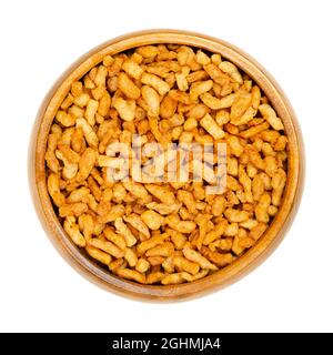 Veganes Hackfleisch in einer Holzschüssel. Ersatz und Alternative für gemahlenes Fleisch, basierend auf gewürztem Erbsenprotein, das durch einen Spiralschneckenzerkleiner geleitet wird. Stockfoto