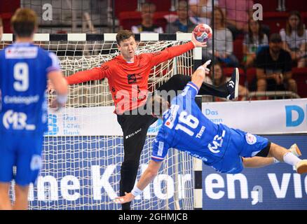 Marcel TIMM (Lemgo) beim Sprung gegen den Torwart Niklas LANDIN (KI), Aktion, Wurf, Torwurf, Handball Super Cup 2021, THW Kiel (KI) - TBV Lemgo Lippe 30:29, am 04.09.2021 in Düsseldorf/Deutschland. Â Stockfoto