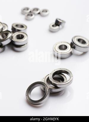 Thema Präzisionskugellager aus Metall. Viele verschiedene Rollentypen Stockfoto