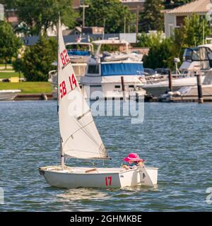 Die SAIL Training Foundation veranstaltet freitags von Mai bis Oktober Jugendsegeltrainingskurse im Kanal zwischen Lake Michigan und Green Bay. Stockfoto