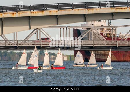 Die SAIL Training Foundation veranstaltet freitags von Mai bis Oktober Jugendsegeltrainingskurse im Kanal zwischen Lake Michigan und Green Bay. Stockfoto