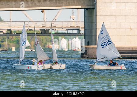 Die SAIL Training Foundation veranstaltet freitags von Mai bis Oktober Jugendsegeltrainingskurse im Kanal zwischen Lake Michigan und Green Bay. Stockfoto