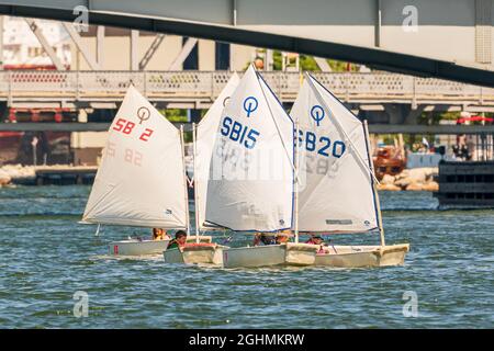 Die SAIL Training Foundation veranstaltet freitags von Mai bis Oktober Jugendsegeltrainingskurse im Kanal zwischen Lake Michigan und Green Bay. Stockfoto