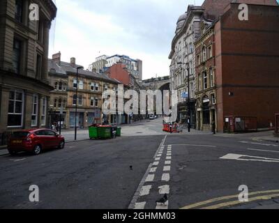 NEWCASTLE. TYNE und WEAR. ENGLAND. 06-24-21. .Akenside Hill und Side, die vom Stadtzentrum zum Quayside an der Tyne führen. Stockfoto