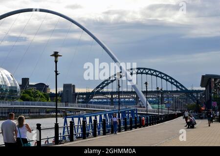 NEWCASTLE. TYNE und WEAR. ENGLAND. 06-24-21. Die Quayside am Tyne mit der Tyne Bridge, Swing Bridge, der High Level Bridge und der Metro Bridge Stockfoto
