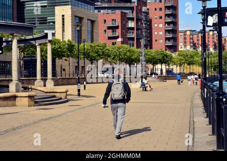 NEWCASTLE. TYNE und WEAR. ENGLAND. 06-24-21. The Quayside by the Tyne, ein regenerierter offener Raum mit Blick auf Büro- und Wohnblocks. Stockfoto