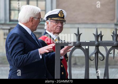 Stockholm, Schweden. September 2021. Bundespräsident Frank-Walter Steinmeier (l.) und König Carl XVI. Gustaf von Schweden gehen nach dem Herzlich Willkommen. in den königlichen Palast Präsident Steinmeier und seine Frau sind auf Einladung des schwedischen Königspaares zu einem dreitägigen Staatsbesuch in Schweden. Quelle: Bernd von Jutrczenka/dpa/Alamy Live News Stockfoto