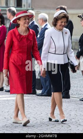 Stockholm, Schweden. September 2021. Elke Büdenbender (l.), Ehefrau von Bundespräsident Steinmeier, und Königin Silvia von Schweden betreten nach dem Herzlich Willkommen. mit militärischen Ehren den königlichen Palast Präsident Steinmeier und seine Frau sind auf Einladung des schwedischen Königspaares zu einem dreitägigen Staatsbesuch in Schweden. Quelle: Bernd von Jutrczenka/dpa/Alamy Live News Stockfoto