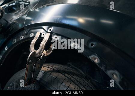 Ein Paar Schraubklemmen, die am Karosserieteil befestigt sind Stockfoto